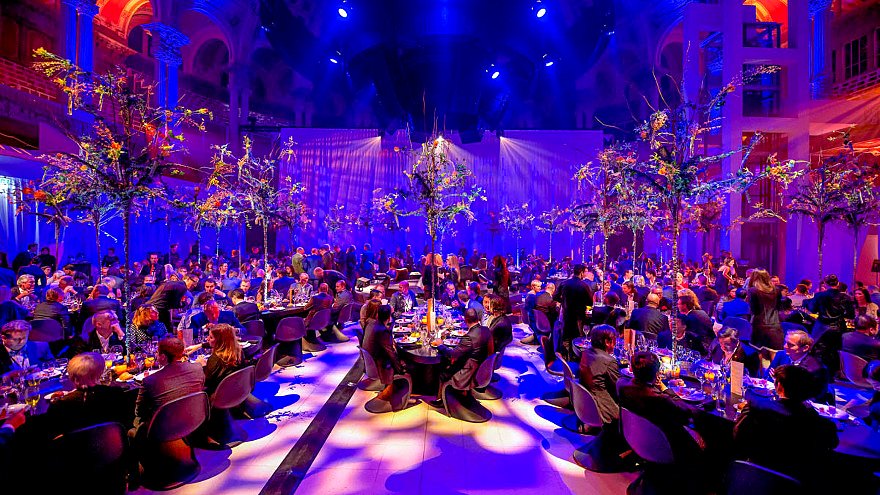 Festlich gedeckte Gala in blauem Licht