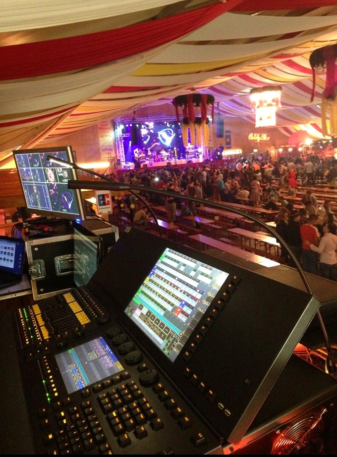 Lichtpult mit Blick ins volle Festzelt